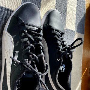 Puma women's sneaker in 6.5